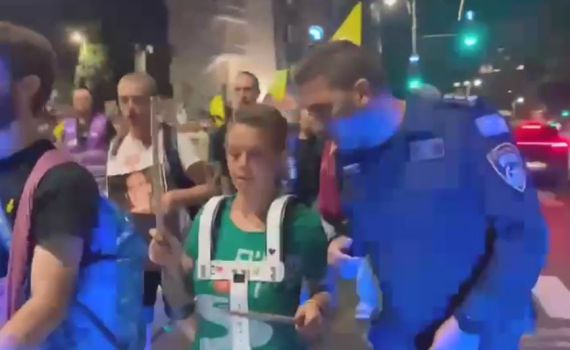 מפגינת שמאל צפצפה על איסור בית המשפט ונעצרה. צפו