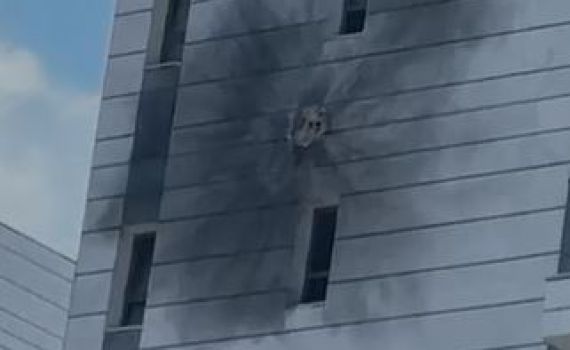 מטח כטב"מים לצפון: פגיעה ישירה בבניין בנהריה