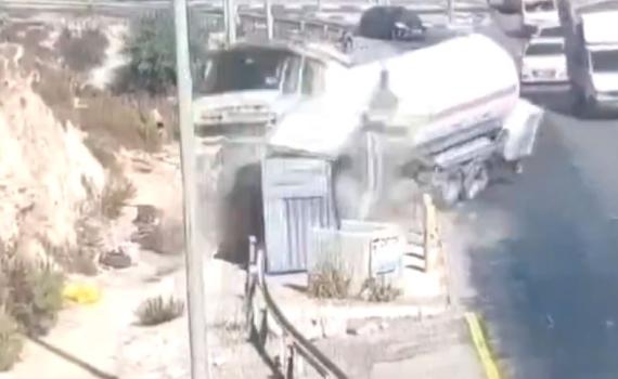 הפלסטיני מאיץ עם המשאית לעבר הלוחם. צפו בתיעוד הפיגוע