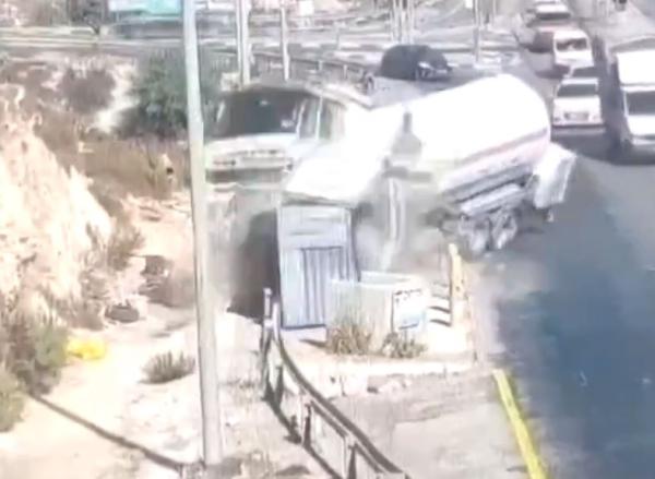 הפלסטיני מאיץ עם המשאית לעבר הלוחם. צפו בתיעוד הפיגוע