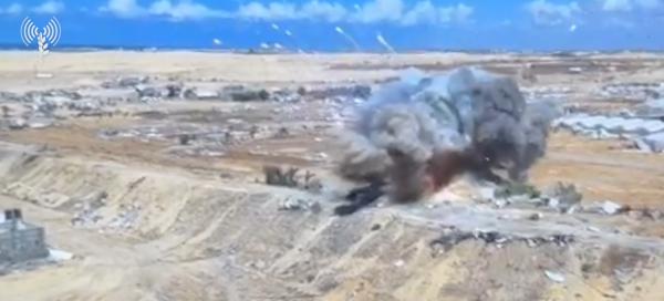 פטריה של אש: צה"ל הבעיר את מחסן הרקטות ברפיח | צפו