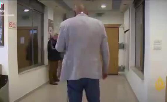 דרמה בשידור חי: פשיטה על משרדי אל ג'זירה ברמאללה | צפו