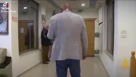 דרמה בשידור חי: פשיטה על משרדי אל ג'זירה ברמאללה | צפו