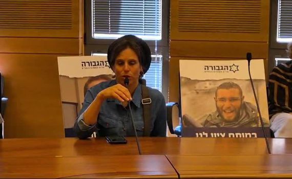 האם השכולה בדמעות בכנסת: "אני אוכלת מוות?!"