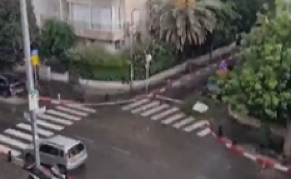 מזג האוויר השתגע: גשם שוטף החל לרדת בתל אביב. צפו