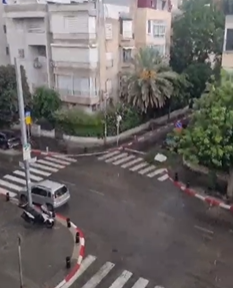 מזג האוויר השתגע: גשם שוטף החל לרדת בתל אביב. צפו