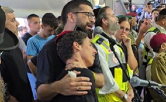 חנן בן ארי שר והתפרק בהלווית החטוף. צפו