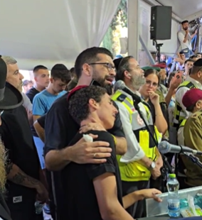 חנן בן ארי שר והתפרק בהלווית החטוף. צפו