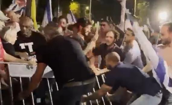 צפו: מפגינים פרצו מחסומים ליד ביתו של נתניהו