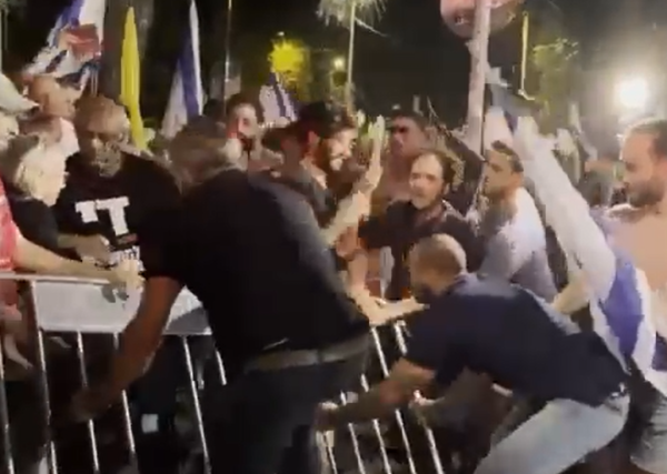 צפו: מפגינים פרצו מחסומים ליד ביתו של נתניהו