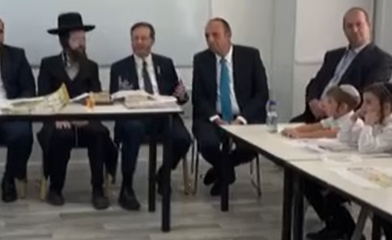 צפו: הנשיא הרצוג התפלל עם ילדי חסידי גור