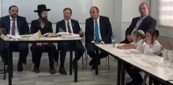 צפו: הנשיא הרצוג התפלל עם ילדי חסידי גור