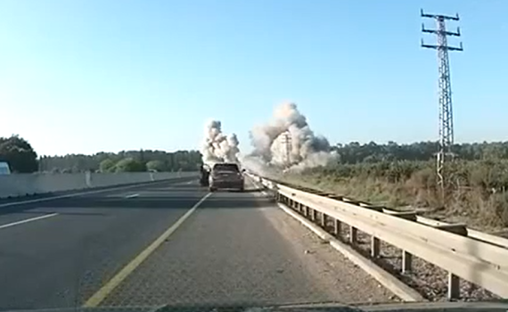 תיעוד דרמטי בצפון: הרכב נוסע, חונה ובום!