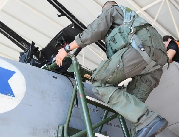 צפו: המראת מטוסי F-15 לתקיפה בתימן