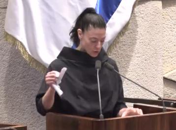 מה היה כתוב בדפים שמרב מיכאלי זרקה בכנסת? צפו