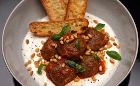 מתכון לשבת: קציצות טלה מתובלות עם רוטב טחינה