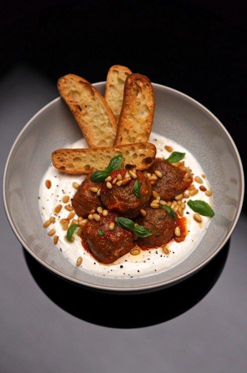 מתכון לשבת: קציצות טלה מתובלות עם רוטב טחינה