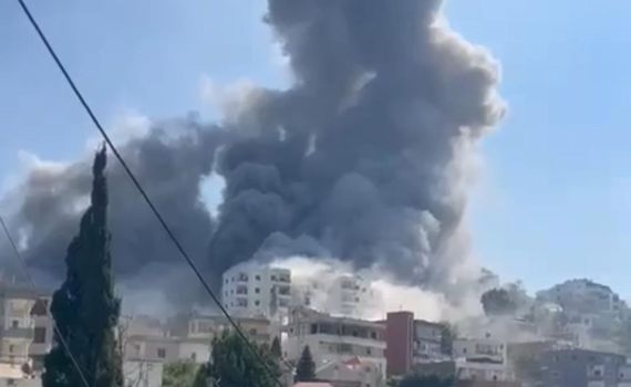 פטריית עשן ענקית ועשרות פיצוצים בדרום לבנון. צפו