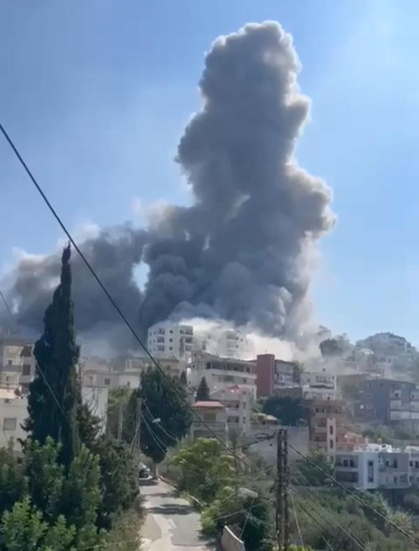 פטריית עשן ענקית ועשרות פיצוצים בדרום לבנון. צפו