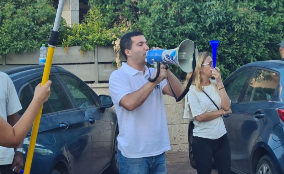 פעילי אם תרצו הפגינו מתחת לביתן של בר דוד: "נכשלת-לך!"