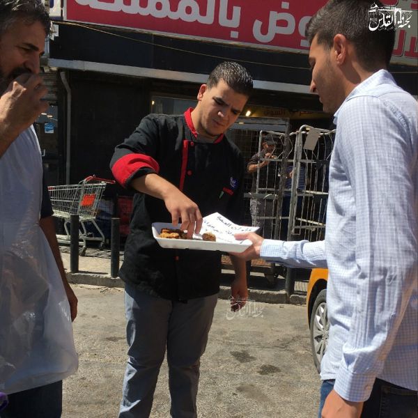 הירדנים חוגגים: חלוקת ממתקים אחרי הפיגוע הרצחני