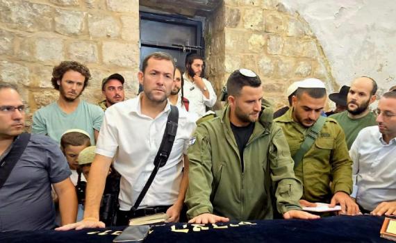 גיא הוכמן התפלל עם אלפים בקבר יוסף שבשכם | צפו