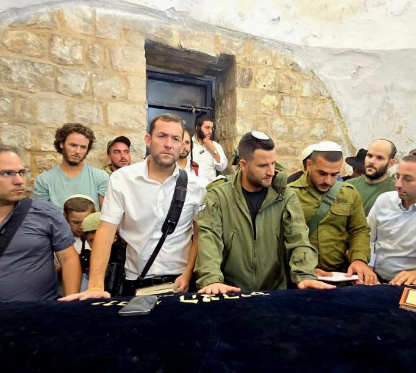 גיא הוכמן התפלל עם אלפים בקבר יוסף שבשכם | צפו