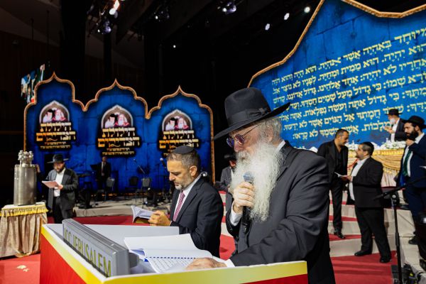 לילה של קדושה: אלפים בהילולת רבי חיים ורבי משה ואהרון פינטו