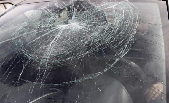 המפגין שניפץ שמשת רכב הודה בכל האישומים