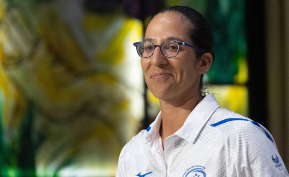 אלופה: החותרת מורן סמואל זכתה במדליית זהב