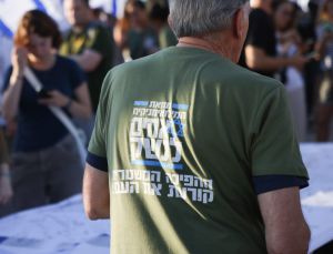 צפו: השאלה שגרמה לפעיל 'אחים לנשק' לשעבר לפוצץ ראיון