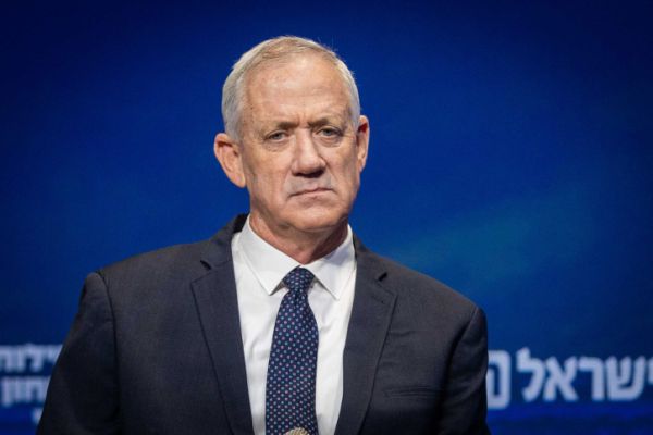 למרות העימות החריף ביניהם: גנץ מגן על יאיר גולן