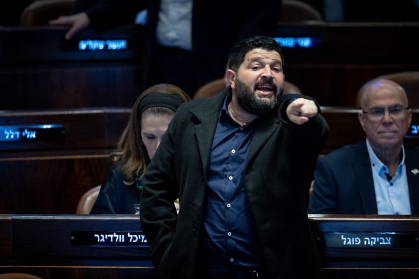 אלמוג כהן נגד אחים לנשק: "סרבנים בזויים, אשב לכם על הגרון"