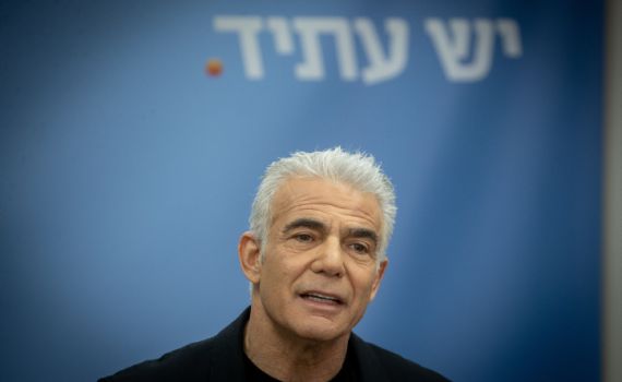 מביך: לפיד תקף; חבר ממשלתו הזכיר לו: זה הסכם שלך