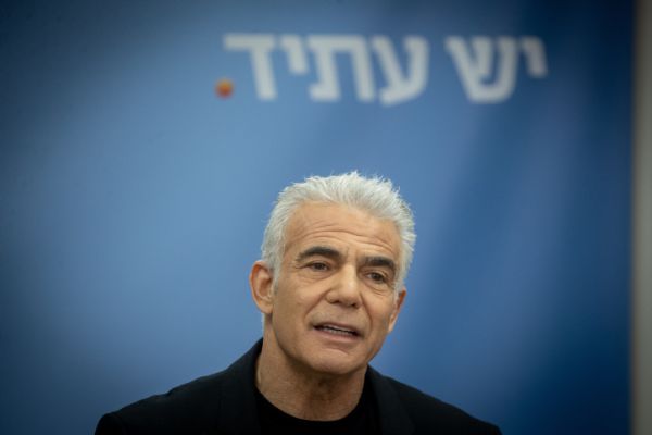 מביך: לפיד תקף; חבר ממשלתו הזכיר לו: זה הסכם שלך