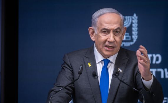 משפחות החטופים דרשו מנתניהו: "תפסיק לענוד את הסיכה"