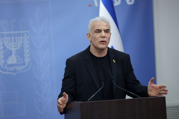 לפיד: "לעשות עסקת חטופים ולסיים את המלחמה"