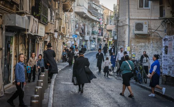 מאה שערים: שוטרים עצרו שב"חים והתקפו על ידי תושבי השכונה