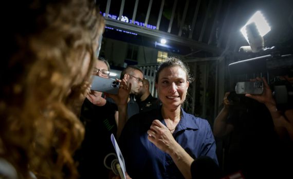 המשטרה עצרה מפגינות שמאל שפיזרו עלונים בבית כנסת