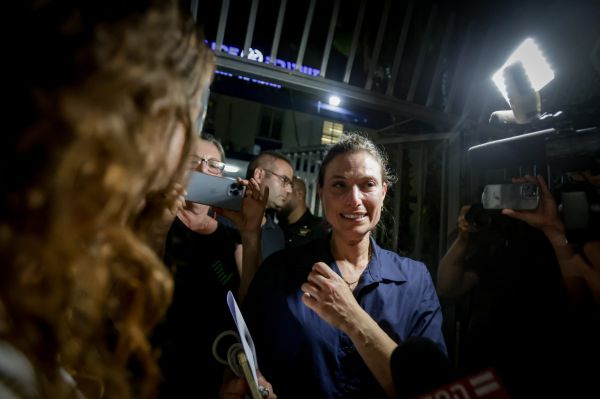 המשטרה עצרה מפגינות שמאל שפיזרו עלונים בבית כנסת