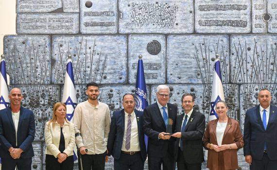 כבוד בצל המלחמה: אות הנשיא בספורט הוענק למכבי חיפה