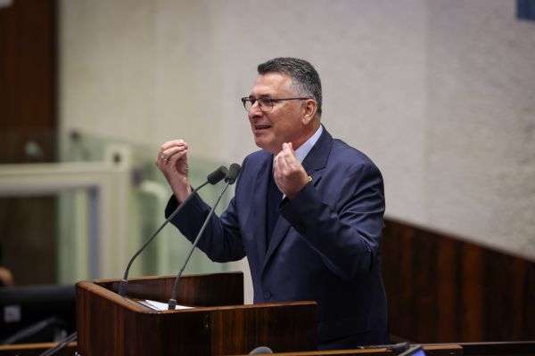 סער מגנה את הצתת בית הכנסת: "אי אפשר להשלים עם הגל האנטישמי"