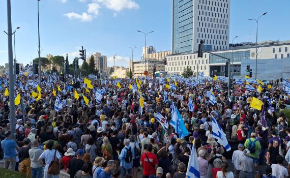 מאות מפגינים מחוץ לישיבת הקבינט. צפו