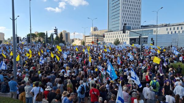 מאות מפגינים מחוץ לישיבת הקבינט. צפו