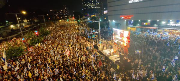 בקריאה לעסקה: הפגנת ענק בתל אביב. צפו