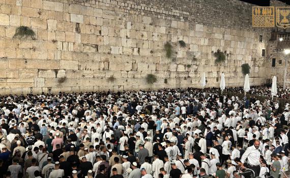 במהלך הלילה: אלפים נכחו בסליחות ראשונות בכותל