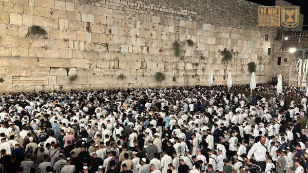 במהלך הלילה: אלפים נכחו בסליחות ראשונות בכותל
