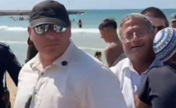 המשטרה: אישום בתקיפה נגד זורקת החול על בן גביר