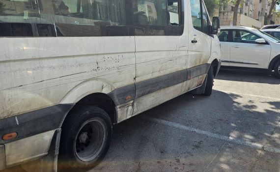 נס בירושלים: תינוק נשכח ברכב הסעות וחולץ במצב טוב