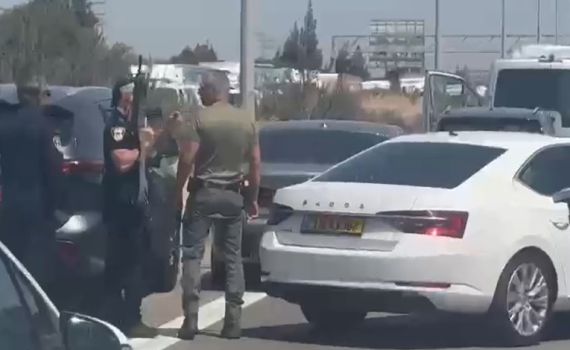 אירוע ביטחוני בכביש 6: השוטרים שלפו חשודים מהרכב